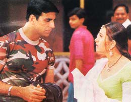 Akshay Kumar and Karisma Kapoor in Jaanwar