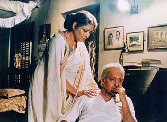 Supriya Devi and Soumitra Chatterjee in Atmiyo Swajan