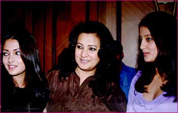 Moon Moon Sen and her daughters