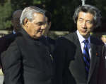 Minister Atal Behari Vajpayee (L) speaks with Japanese Prime Minister Junichiro Koizumi