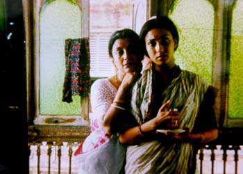 Aparna Sen and Rituparna Sengupta in Paromitar Ek Din